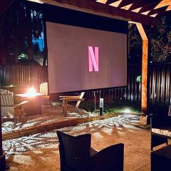 Spacious 4 BD House with Fire-pit, Outdoor Theatre & More