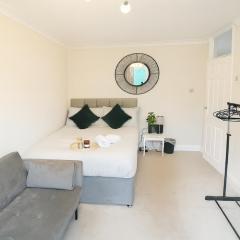 Modern 2-Bedroom London Base - 15 mins to Central London - Next to East Croydon Station - Sleeps 5