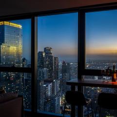 Luxe 3BR Skyline Sunset Residence Level 63 - CBD Views, Parking, Pool, Sauna, Gym