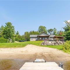 Luxury Beachfront Cottage w Hot tub, Sauna & Bar