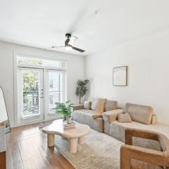 12 Stylish 2B by Top Golf, Yoga Studio, Resort Pool and Gym, Golf Simulator