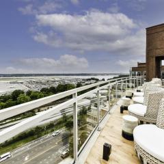 Comfy 2BR Oasis with Scenic Rooftop & Gym