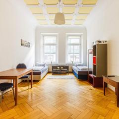 Ein Zimmer in einer 5-Zimmer-Wohnung in Leipzig mit Gemeinschaftsküche und -Bad
