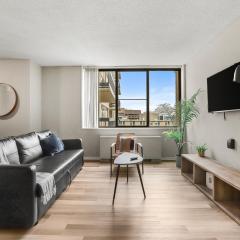 Stylish Crystal City Flat - Gym & Pool