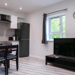 Stunning Modern 2 Bed Apartment, With Parking, Close to Town