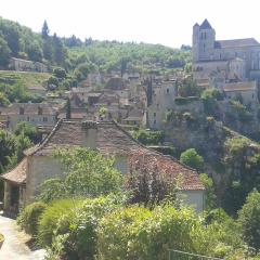 Charme, jardin et vue panoramique en plein coeur de St-Cirq