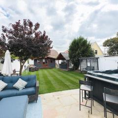 4 Bedroom House - Hot Tub - BBQ - Beach - Garden - Cinema - Parking