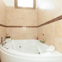 Bright Villa with Balcony and Jacuzzi, Milan Area