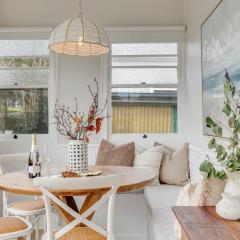 Bluewood Cottage - Cozy Charm, Steps from the City