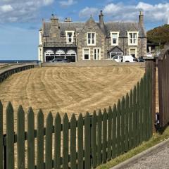 Strathlene House Retreat - 5 bed deluxe Business or Holiday Accommodation