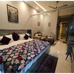 Dream Vibes Studio Apartment-Gaur City Center