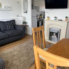 Chalet 145, Hemsby - Two bed chalet, sleeps 5, pet friendly, bed linen and towels included and close to beach!