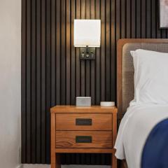 Immaculate Double King Suite with Four Beds, Two Decks and Free Parking