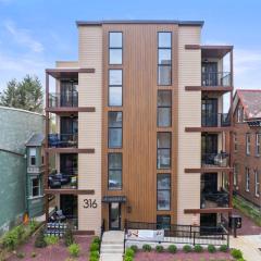 Immaculate 3BR Penthouse Suite with Two Decks in Walkable Shadyside