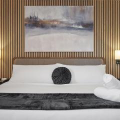 Flawless 3BR Suite with Four Beds, Two Decks and Free Parking in Prime Shadyside Location