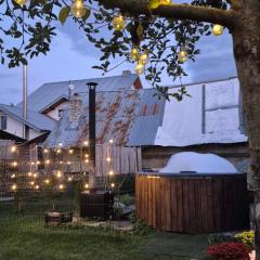 Захарова Оселя БАСЕЙН на території є Чан - Джакузі