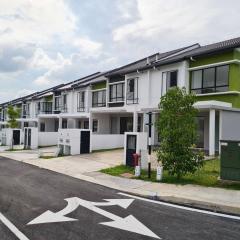 Sampoisgt Homestay - 3 Bedrooms, Free 4 Private Parking, Extra mattresses available