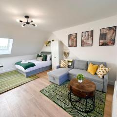 R6 - Newly Renovated Luxury Fully Self-Contained Studio with Private Bathroom near QE Hospital