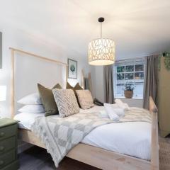 Beautiful 2-Bed 2 Bath Regency Flat with Parking