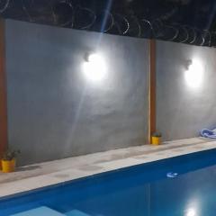 hogar entre montañas