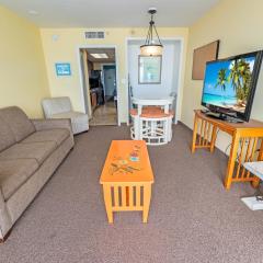 Beachside condo w balcony & pools