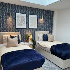 #58 Stylish and Central Sutton 2BR 2Bath