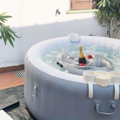 Zen Retreat with Jacuzzi, Patio & Private Garage Plus Automatic Check in 24 7 with Netflix Dazn and Disney Plus