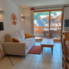 T2 Les orres 1800 pied des pistes avec piscine