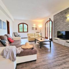 Villa Giacoma hot tub and garden