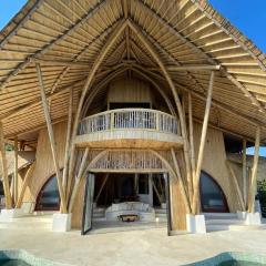Manta Villa - Frontbeach Bamboo Eco Villa - Kini Village