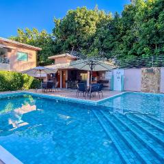 Apê Térreo com 3 quartos com ar condicionado, sala, cozinha completa e internet privativa, a poucos metros da Praia de Taperapuã. Residencial Antares, condomínio com piscina, 1 vaga de garagem e área gourmet