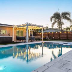 Pool Hot Tub Putting Green near Deerfield Beach Oasis on Fourth by AvantStay