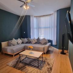 Anfield Luxe Retreat - Stylish Stay with Parking - Steps from Stadium - Short Drive to City Centre