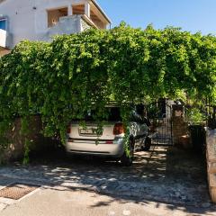 Two-Bedroom Apartment In Supetar