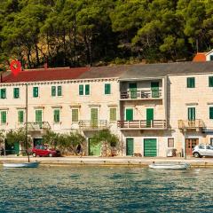 Three-Bedroom Apartment In Povlja