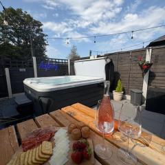 Pauls Place - Festive Cottage with Hot Tub