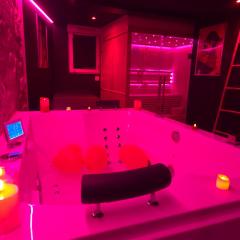 La Cachette Secrete - Love Room à Caen en Normandie avec Balnéo et Sauna Privatif