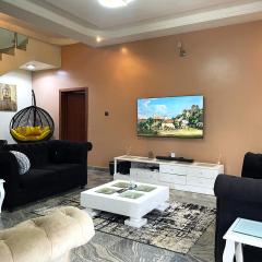 Luxury 4 BR Apt w Parking, Hot tub, Magodo Estate