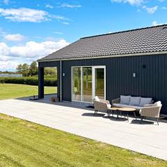 Stylish Lakeview Retreat-By Traum
