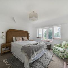 Cosy 3BR Home with Private Garden & Driveway