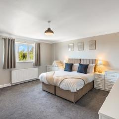 Large House New Haven - East Sussex - Sleeps up to 10 guest - Parking - WiFi - Garden - Contractors - Families - Discounts for Long Term Bookings!