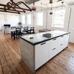The Loft - Luxe City Centre Penthouse Apartment