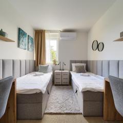 Reja Comfy Elegance Apartment by BookingHost