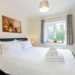 Modern 2 Bed Apartment Near City Centre with Free Parking