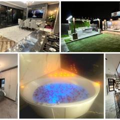 Elegant 6 bedroom Family Home, 2x corner Jacuzzi bath in LUTON
