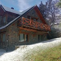 LA Nevadita, Chalet cabin located near the center- It includes suite room with double bed and another 2 bedrooms with two singles beds- Living room fireplace, Hot water, WI-FI