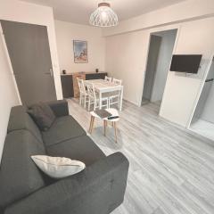 2 Bedrooms Seaside, Wifi & Linen, Equipped Kitchen