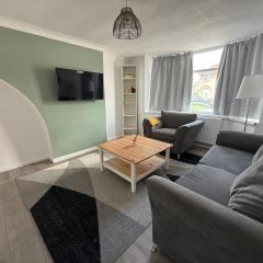 Cosy 3 Bedroom Home, Parking & Bus