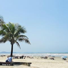 Apto pé na areia da Praia Caiçara, check-in flexível Até 6 pessoas