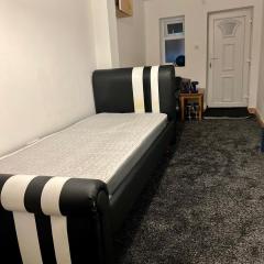 Studio with en-suite and kitchen